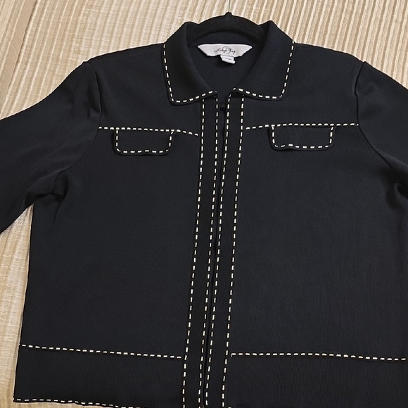 Ming Wang Gold and Black Blazer with Sophisticated Design - Picture 8 of 13